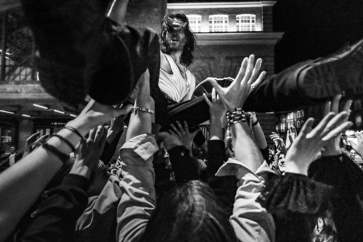 Will Fairhead supported by the fans at London Kings Cross Gig 2023